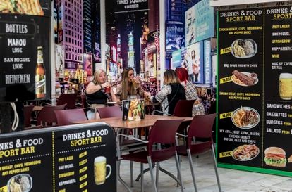 Un local de Benidorm con la cartelería en inglés.