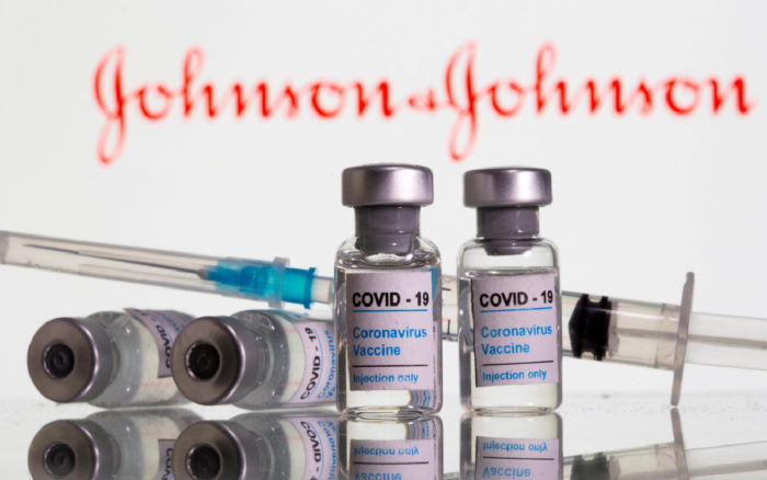 Millones de dosis anti-Covid de J&J están varadas en fábrica de Baltimore