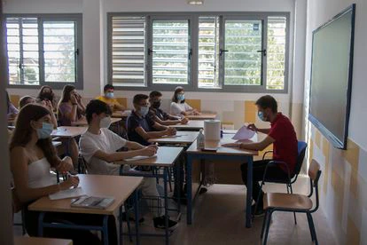 Alumnos de un instituto sevillano, durante el primer día del curso escolar, el pasado septiembre.