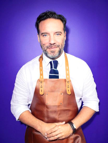 Javier Morato elabora zapatos en Valverde del Camino.