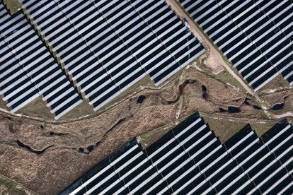 Imagen aérea de la planta de Talayuela, cuyo trazado irregular sirve para respetar varias charcas y riachuelos.