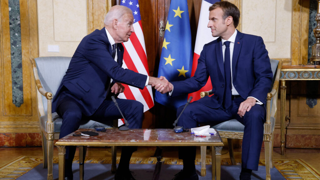 Biden y Macron hacen las paces en Roma tras conflicto por submarinos