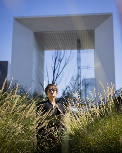 Lucie Pinson, fundadora de la ONG Reclaim Finance, fotografiada en el entorno del distrito financiero de La Défense, en París.