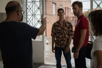 Jesús Rodrigo (de espaldas) dirige a Manu Rios (centro) y Eloy Azorín durante el rodaje de 'La edad de la ira'.
