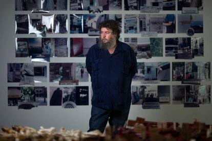 Pedro G. Romero en la sala del Reina Sofia que expone su obra 'Puerta Osario / Puerta La Carne'.