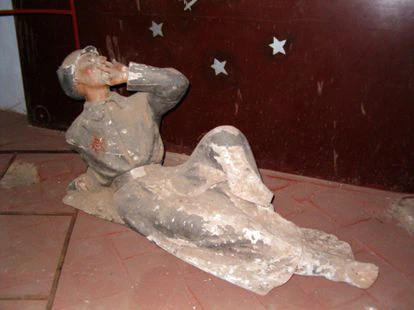 Escultura de El Ruso o El Lenin, de 1939, que se encuentra escondida en la iglesia de Santiago de Castaño del Robledo, en Huelva, donde sustituyó al guerrero yacente de la imagen de Santiago Matamoros.