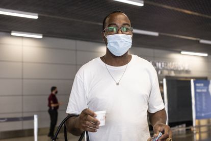 Leo se toma un café justo después de desembarcar del vuelo que trae a los brasileños deportados de Estados Unidos.