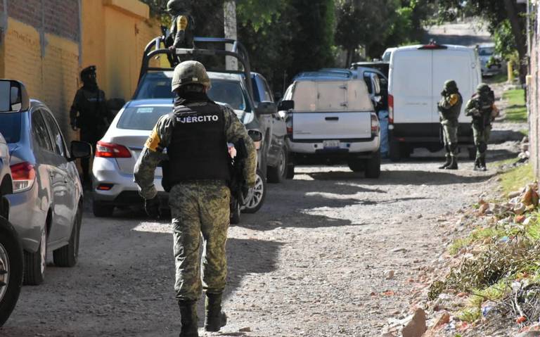 3 muertos, balacera entre militares y delincuentes, en los límites de Querétaro y Guanajuato, decomisan 7 autos