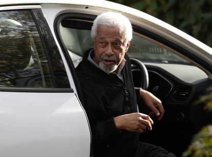 Abdulrazak Gurnah, retratado este jueves cerca de su casa en Canterbury (Reino Unido) poco después de que le fuera concedido el Nobel de Literatura.