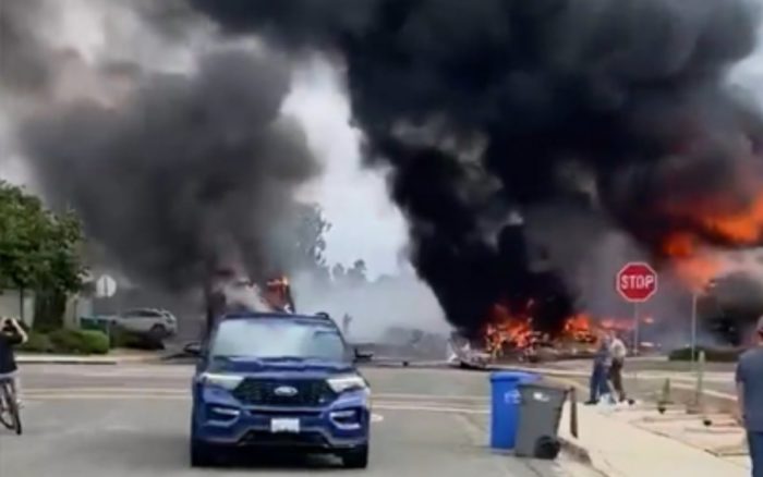 Al menos dos muertos al estrellarse una avioneta contra casas en California, EU | Videos