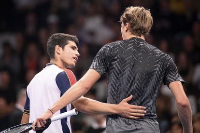 Alcaraz y Zverev se saludan tras el partido, este sábado en Viena.