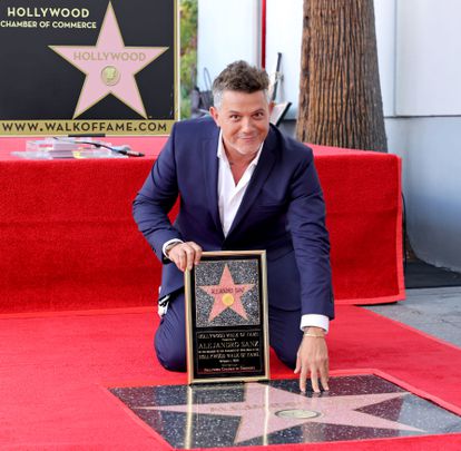 Alejandro Sanz posa junto a su estrella en el Paseo de la Fama de Hollywood, California, este viernes.