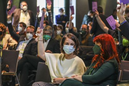 La líder de Los Verdes, Annalena Baerbock, en el centro, durante el congreso extraordinario de su partido, este sábado en Berlín.