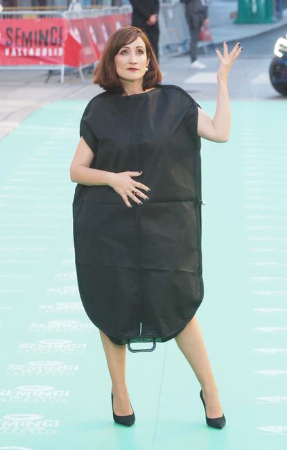 La humorista Ana Morgade posa a su llegada la gala inaugural de la 66ª Semana Internacional de Cine de Valladolid, la Seminici, el día 23.