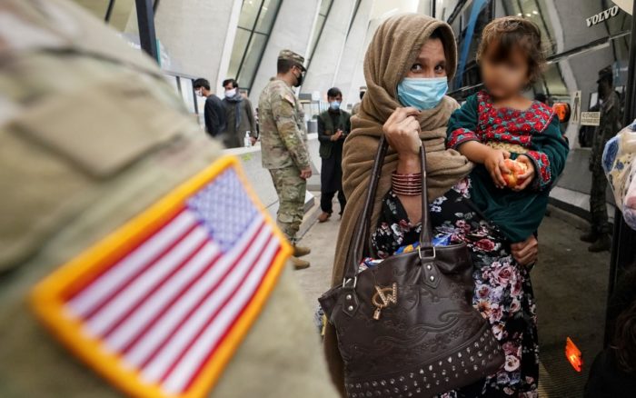 Aprueba Biden fondo económico de emergencia para migrantes y refugiados