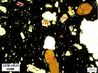 La imagen, tomada con un microscopio petrográfico, muestra la composición de la lava que devoró la iglesia de Todoque. Sobre impresionados están los minerales más abundantes: plagioclasas, clinopiroxeno y anfiboles.