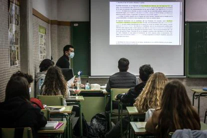 Clase de Historia de España en el instituto público Benicalap, en Valencia.