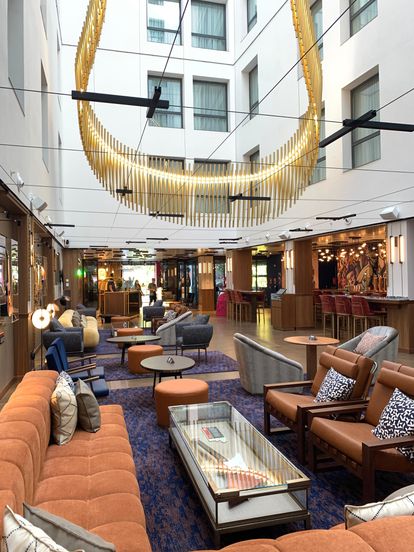 Vestíbulo del hotel Hard Rock en Madrid.