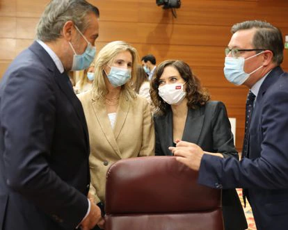 De derecha a izquierda, el portavoz del PP en la Asamblea de Madrid, Alfonso Serrano; la presidenta, Isabel Díaz Ayuso; la consejera de Medio Ambiente, Paloma Martín, y el consejero de Presidencia, Justicia e Interior, Enrique López, en la Asamblea el pasado día 23 de septiembre.