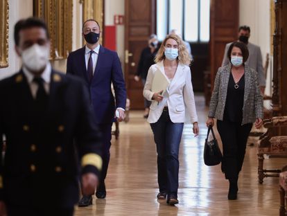 La presidenta del Congreso, Meritxell Batet (centro) y, a su lado, el vicepresidente primero, Alfonso Rodríguez Gómez de Celis, se dirigen a una reunión de la Mesa de la Cámara, el pasado jueves.