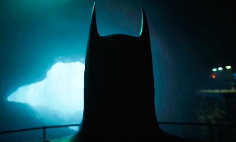 Batman de Michael Keaton regresa a la batcueva en la imagen de la película Flash