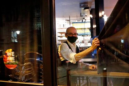 Un camarero de un café de Bruselas, en octubre del año pasado,