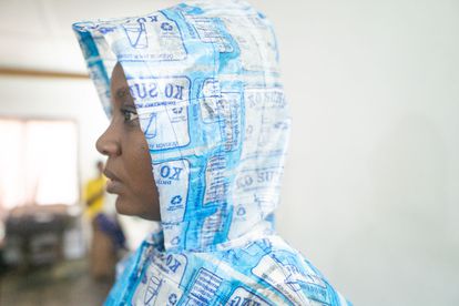 En la imagen, uno de los impermeables creados por Hikima Mahamuda con envases de agua reutilizados.