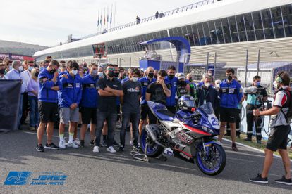 El equipo y los familiares de Dean Berta Viñales despiden al piloto en el minuto de silencio celebrado  en el circuito de Jerez.