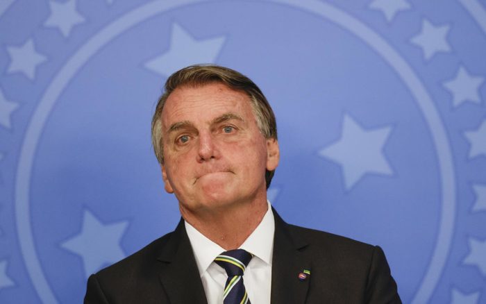 Brasil: Facebook elimina un vídeo de Bolsonaro en el que vincula la vacuna del coronavirus con el sida