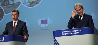 El vicepresidente ejecutivo económico, Valdis Dombrovskis (izquierda), y el comisario de Economía de la Comisión, Paolo Gentiloni.