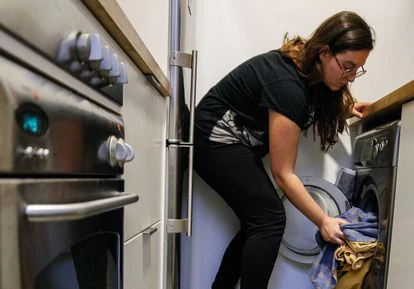 Una mujer pone la lavadora.