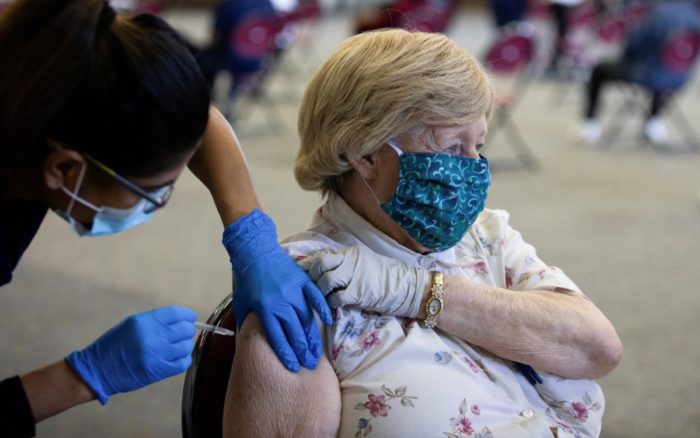 Cae efectividad de vacuna Pfizer/BioNTech contra Covid-19 tras 6 meses: estudio