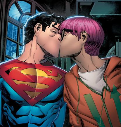 Jon Kent, hijo de Clark Kent y Lois Lane, besa a su novio, Jay Nakamura, en el nuevo cómic.