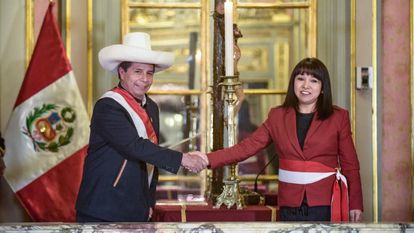 El presidente de Perú, Pedro Castillo, saluda a Myrtha Vásquez, nueva presidenta del Consejo de Ministros.