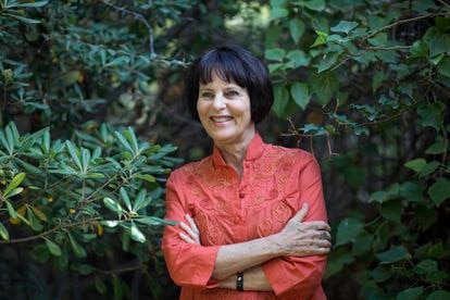 Chantal Maillard, este lunes en el jardín del bloque de edificios en el que vive, en Málaga.