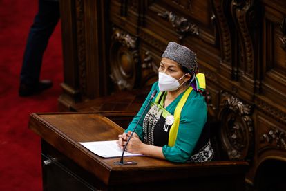 Elisa Loncón, presidenta de la Convención Constitucional, durante el inicio del debate para redactar la nueva Constitución de Chile, el 18 de octubre.
