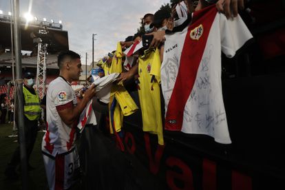 Radamel Falcao firmando camisetas el pasado 16 de septiembre, día de su presentación en el estadio de Vallecas.