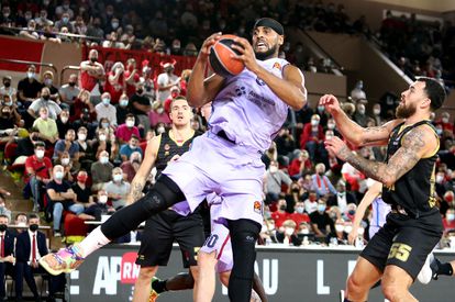 Davies captura un rebote ante Motiejunas.