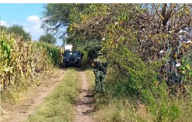 Decomisan camión cargado con huachicol, estaba conectado a toma clandestina en Senegal de Palomas, San Juan del Río