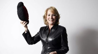 Aguirre posa con una montera tras proteger los toros como Bien de Interés Cultural.