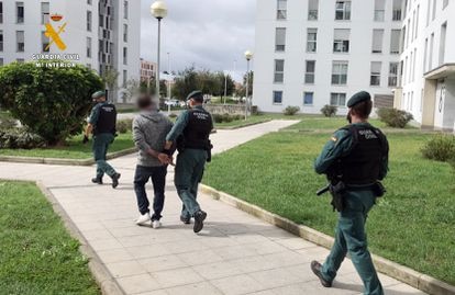 Agentes de la Guardia Civil detienen hoy al presunto autor de la agresión a una mujer en Santander.