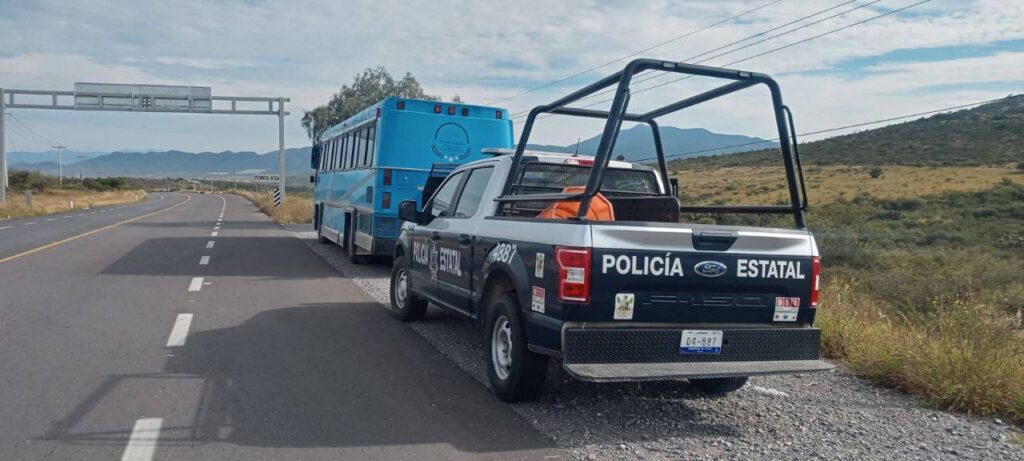 Detienen a 100 migrantes centroamericanos en Tolimán, caen “coyotes”, los transportaban en un camión