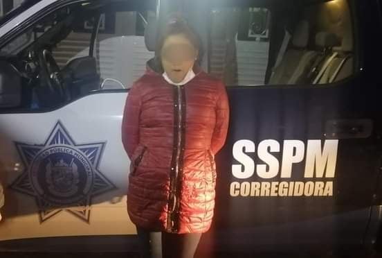 Detienen a mujer por robar auto estacionado, saqueaba objetos de valor, en Corregidora