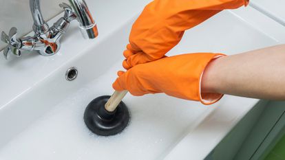 Una selección de desatascadores para disolver la suciedad más incrustada de tuberías y desagües de casa.