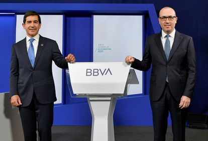 Carlos Torres Vila (i), presidente de BBVA, junto a Onur Genç, consejero delegado, durante la Junta General de Accionistas 2021.