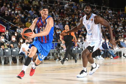 Kuric supera a Poythress durante el partido entre el Barça y el Zenit.