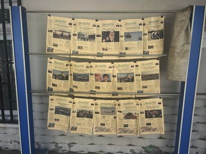 Antiguos ejemplares en papel del diario Etilaat Roz en la sede de este medio en Kabul