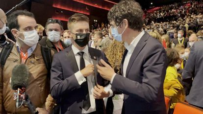 El diputado general de Bizkaia, Unai Rementeria, a la derecha, charla con Tadej Pogacar en la presentación de París.