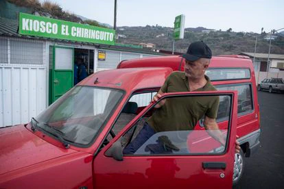 Ismael Cabrera, vecino de La Palma afectado por la erupción del volcán, frente a El Chiringuito, en El Paso. 