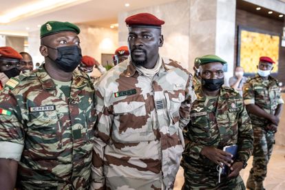El coronel Mamady Doumbouya, en el centro, tras un encuentro con representantes de la Cedeao en Conakry el pasado 17 de septiembre.